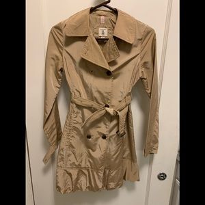 Lands End girls trench coat size 10-12 with gorgeous puffed hemline.